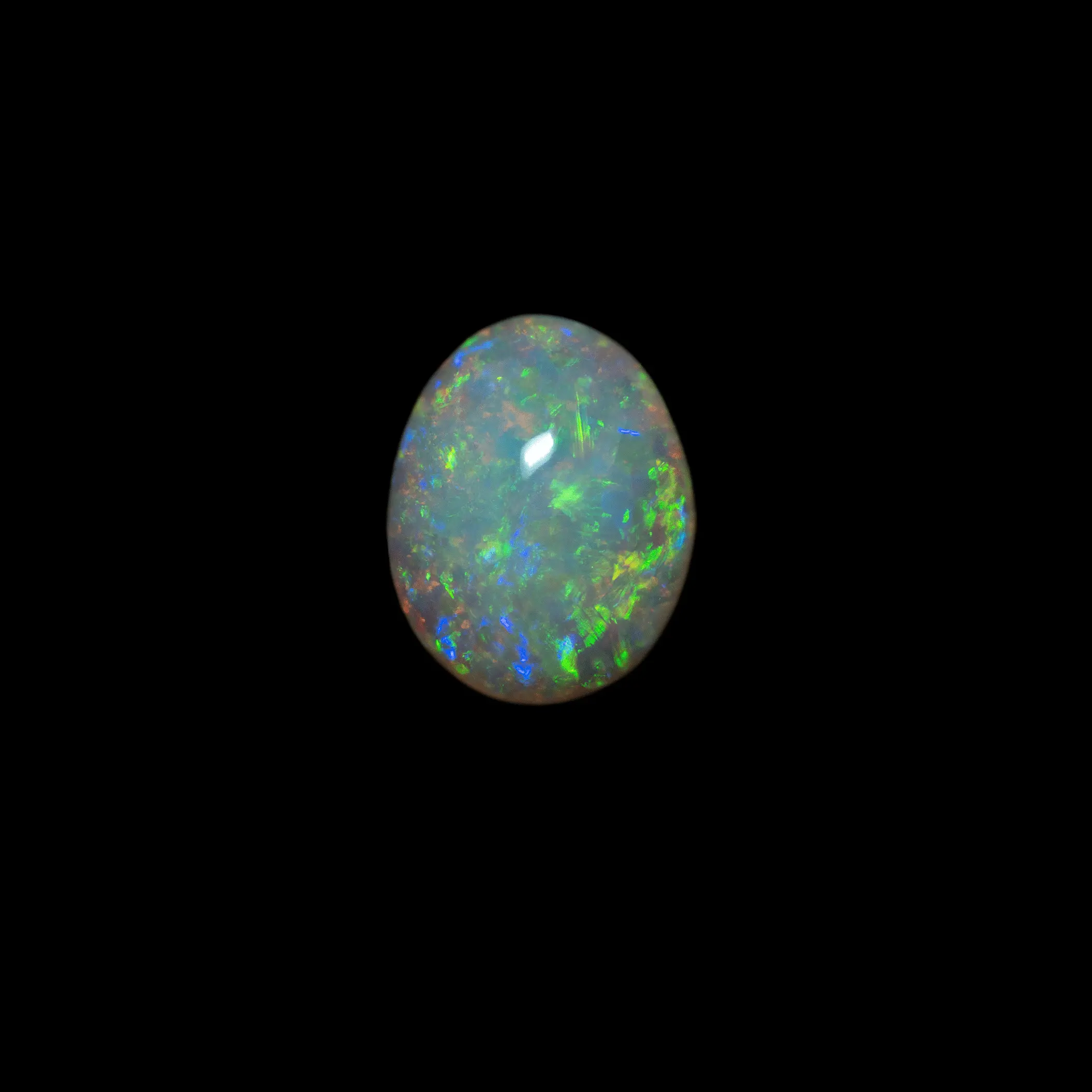 Opale naturelle australienne des mines de Coober Pedy, petit cabochon de 1,3 carat d'opale blanche typique à brillances majoritairement vertes et violettes