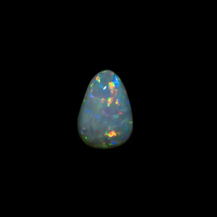 Opale naturelle australienne des mines de Coober Pedy, forme libre en larme de 0,7 carat d'opale blanche à brillance multicolore majoritairement verte, orange et violette