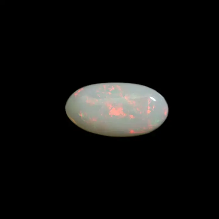 Opale naturelle australienne des mines de Coober Pedy, cabochon de forme ovale de 1,3 carats à dominante rouge avec une toute pointe de rose, de vert et de bleu