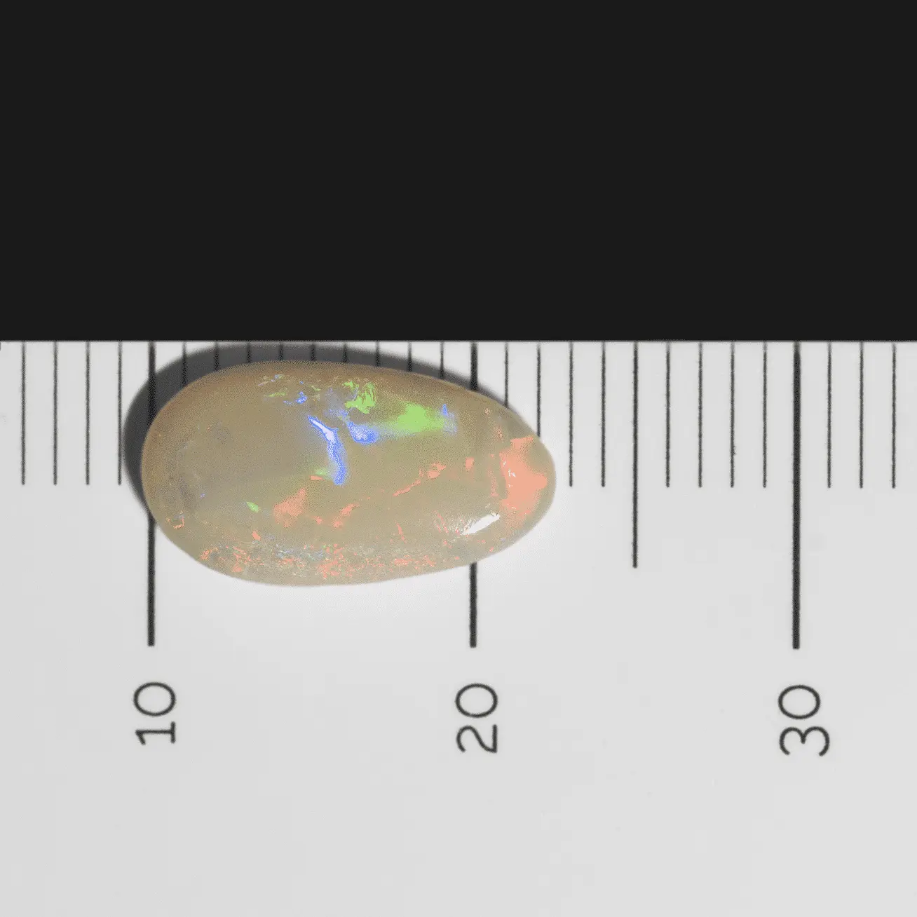 Cabochon d'opale blanche multicolore à tendance rouge-orangée (1,6 ct) – Image 7