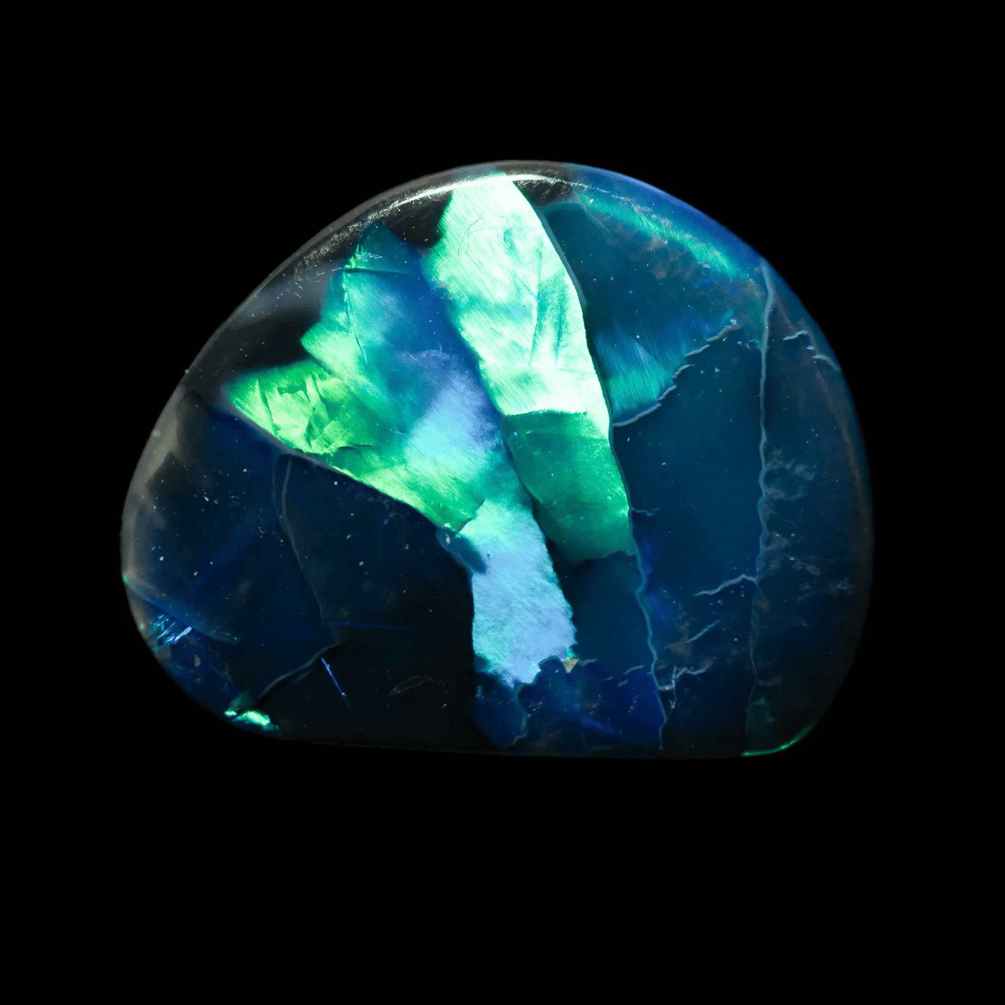 Opale naturelle australienne des mines de Lightning Ridge, grande forme libre ovalisée de 6,4 carats à compartiments évoquant un bouquet de fleurs, éclairs lumineux très intenses, rès larges, bleus et verts