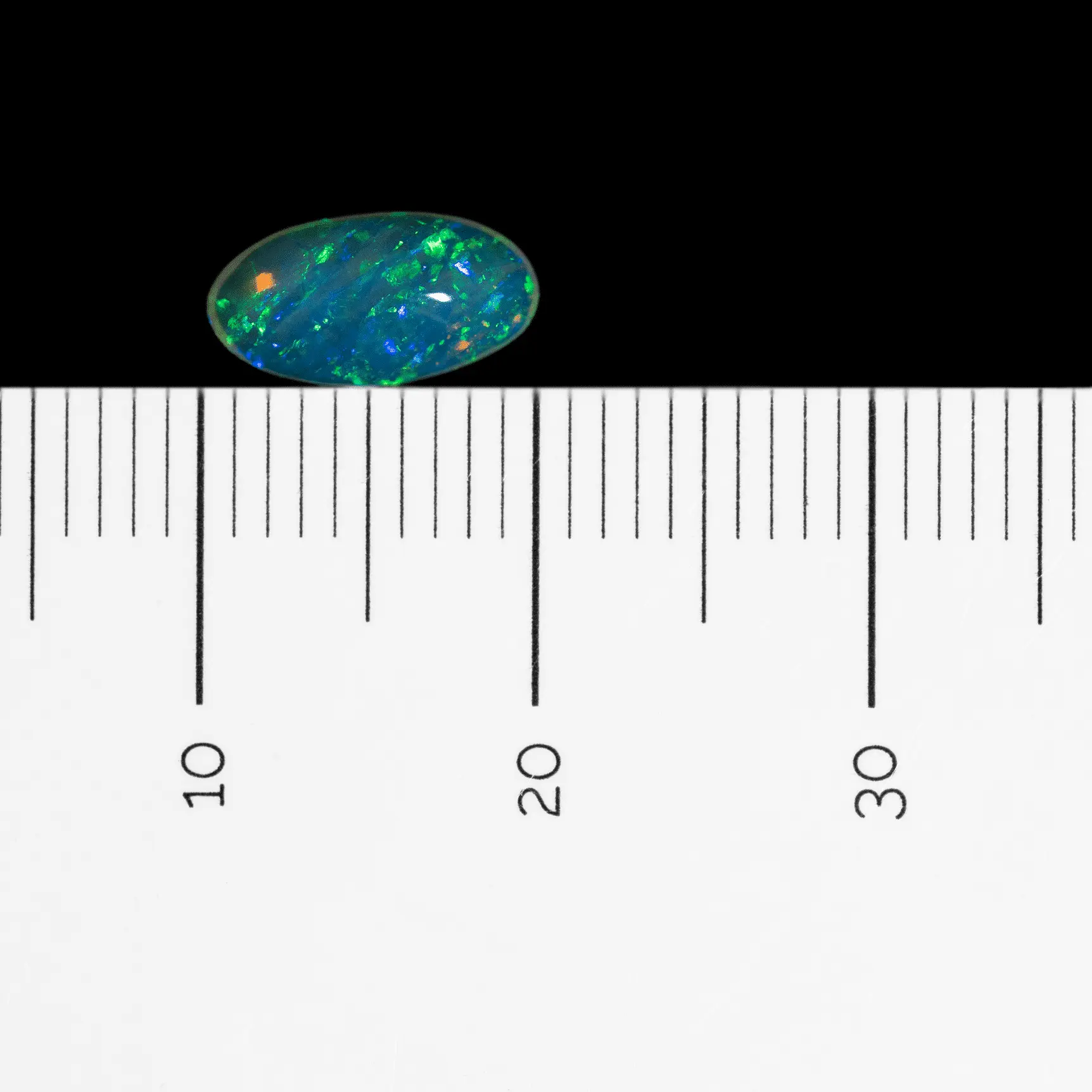Ovale d'opale cristal enrubanné de vert et de bleu (0,7 ct) – Image 5