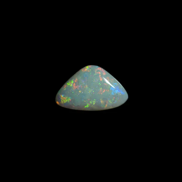 Opale naturelle blanche australienne typique des mines de Coober Pedy, forme de triangle de 1,3 carat à dominante colorée orange, jaune