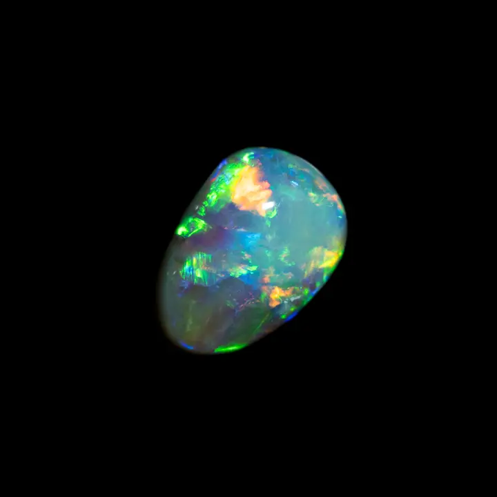 Opale sombre brillant verte, orange et bleu à colorations complexes (1,0 ct)