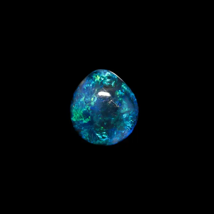 Opale naturelle australienne des mines de Lightning Ridge, forme de poire de 3,7 carats de nuances de bleus-verts vibrants et lumineux, matrice noire comme le fond des abysses