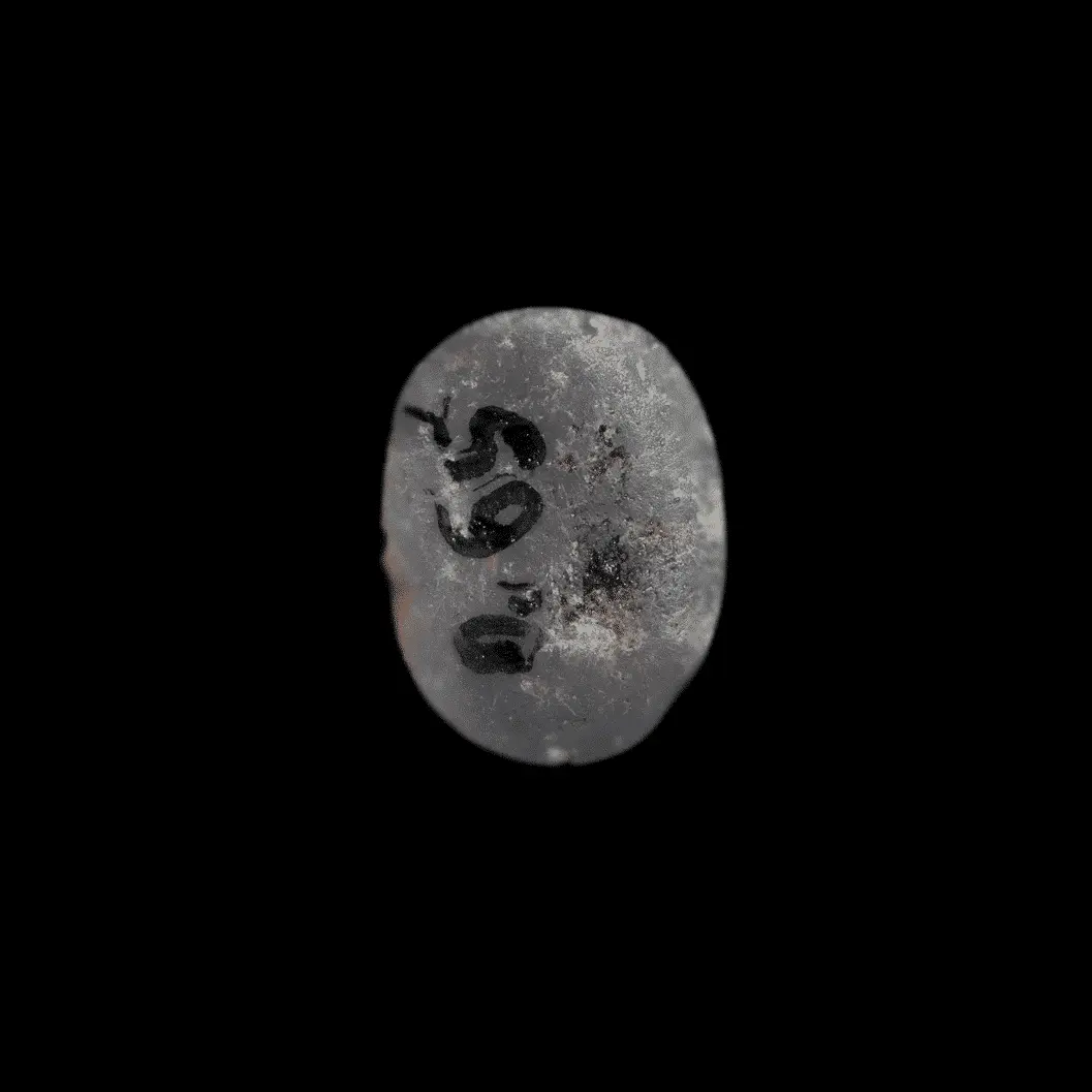 Petit cabochon opalisé du desert australien (0,7 ct) – Image 5