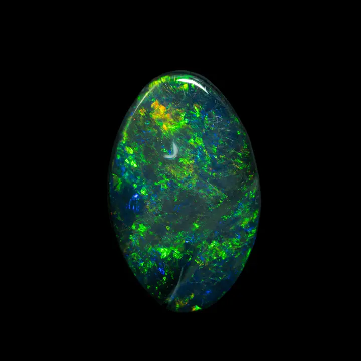 Opale naturelle australienne des mines de Lightning Ridge, rare opale très noire de 5,53 carats a brillance d’un intense vert émeraude
