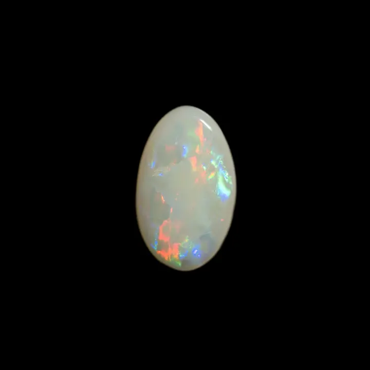 Opale naturelle australienne des mines de Coober Pedy, cabochon ovale de 1,1 carat opalescent et coloré en rouge-orangé aux pôles et de bleu-vert sur les cotés