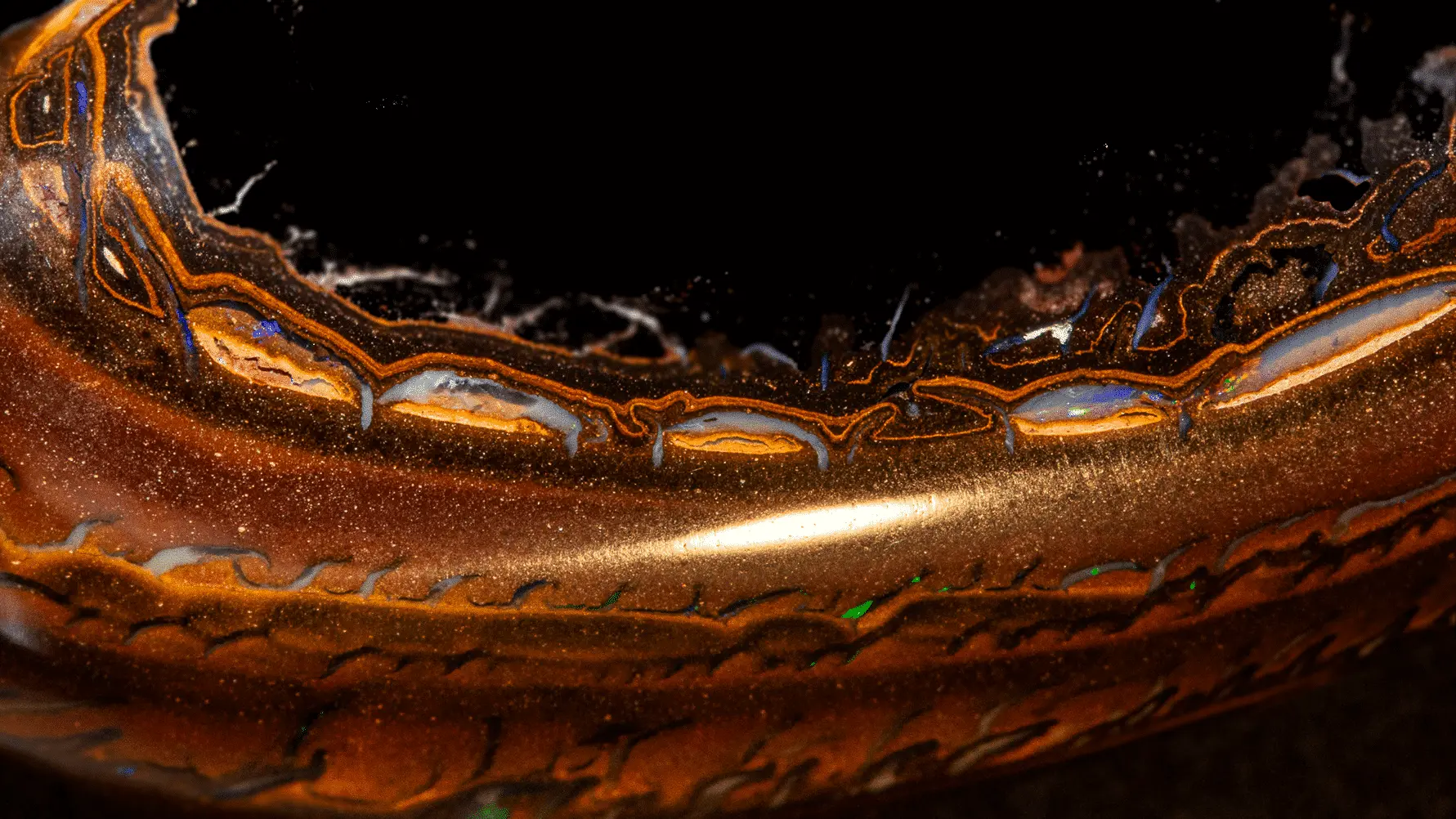 Copper-coloured Koroit opal and shiny filaments (42.5 cts) - Image 6