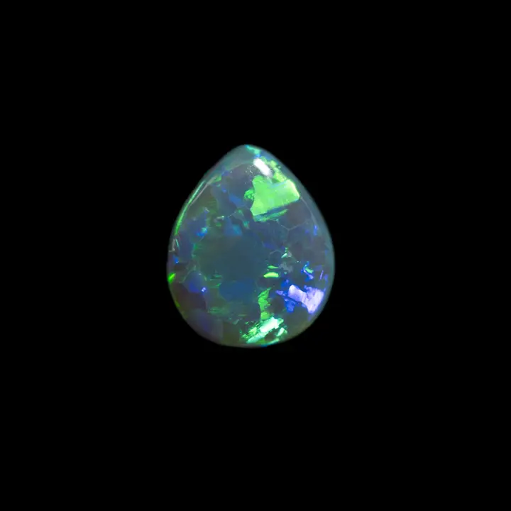 Opale naturelle australienne des mines de Lightning Ridge, taillée en forme de goutte de 2,5 carats, ses éclats bleus, verts et violets couvrent toute la surface a tour de rôle par de larges zones irisées colorées