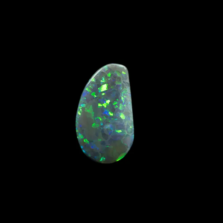 Opale naturelle australienne des mines de Lightning Ridge, forme libre de 1,5 carat à matrice noire et brillances intenses majoritairement vertes en constellation
