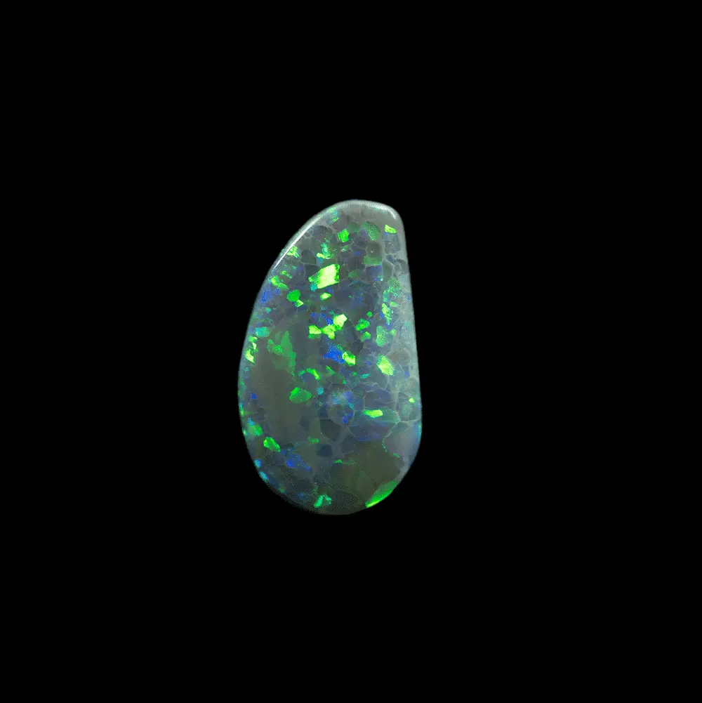 Opale naturelle australienne des mines de Lightning Ridge, forme libre de 1,5 carat à matrice noire et brillances intenses majoritairement vertes en constellation