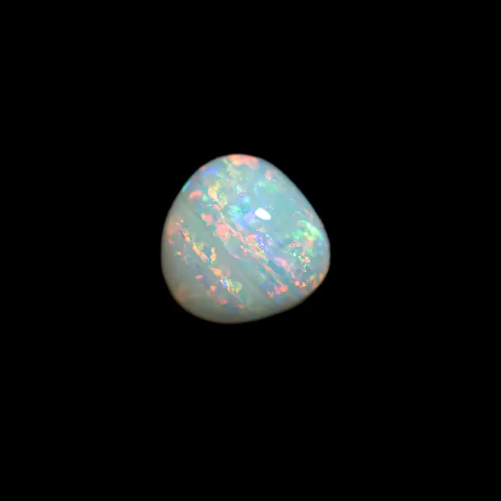 opale naturelle australienne des mines de Coober Pedy, petite forme libre de 0,6 carat à bandes ultra colorées très brillantes. Matrice très claire et couleur dominante : l’orange ; irrésistible sur une boucle d'oreille