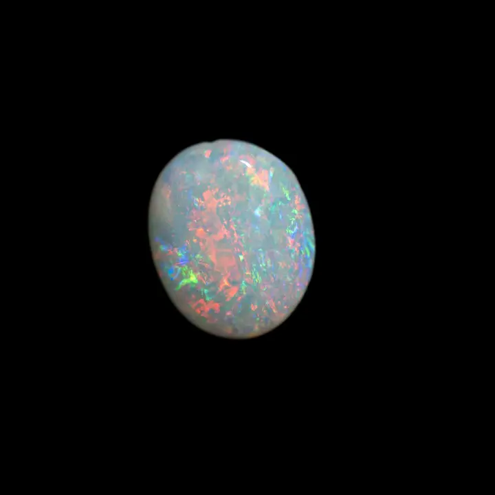 Opale naturelle australienne des mines de Coober Pedy, forme libre de 0,7 carat à matrice claire, brillance à dominante orangée et caractéristique de cette cité minière troglodyte de l'Outback