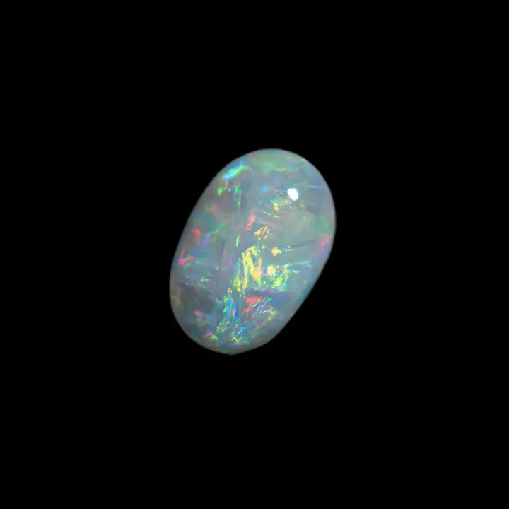 Opale naturelle australienne des mines de Coober Pedy, cabochon ovale de 0,7 carat à matrice très claire et brillances colorées évoquant un tableau moderne abstrait multicolore