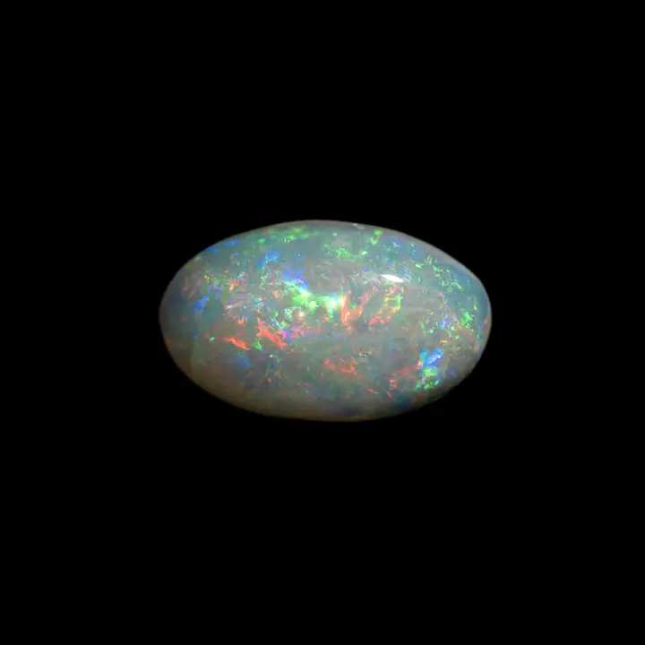 Opale naturelle australienne des mines de Coober Pedy, petit coquillage opalisé de forme ovale de 1,3 carat, sa matrice est très claire et ses brillances multicolorées