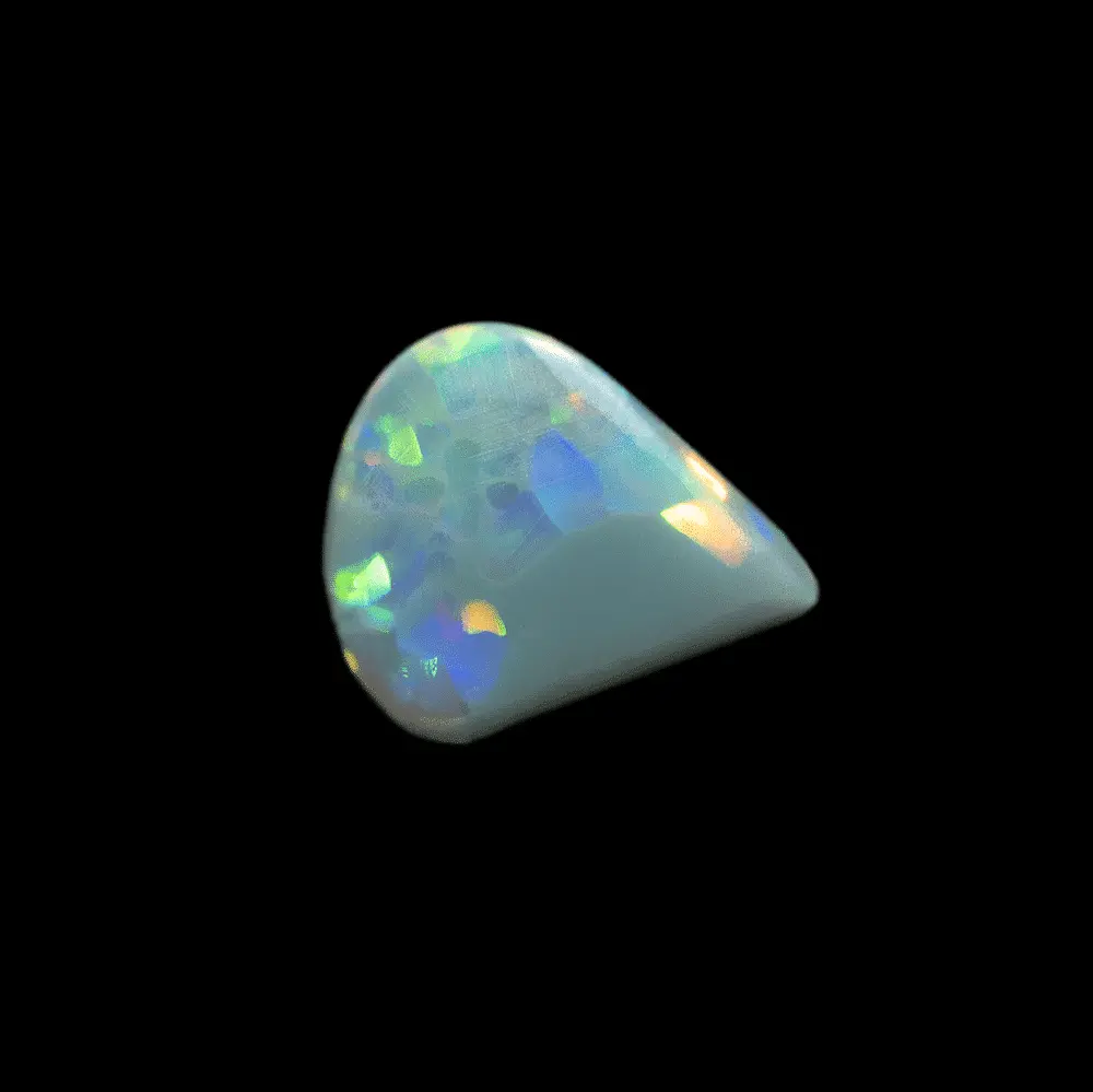 Opale naturelle australienne des mines de Lightning Ridge, forme de goutte triangulaire de 1,2 carat à matrice noire cristalline et dalles iridescentes multicolores