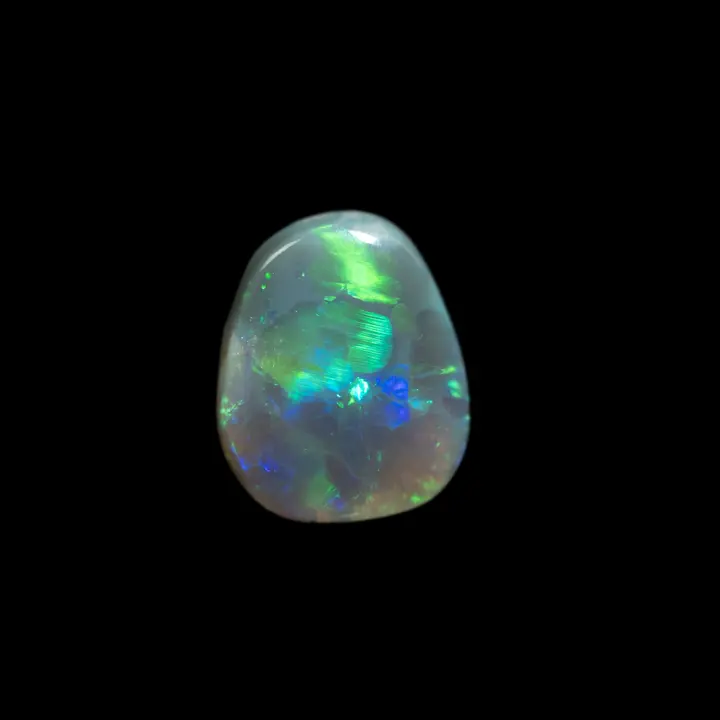 Opale naturelle australienne des mines de Lightning Ridge, forme libre cristalline de 1,1 carat à matrice très sombre et grandes plages ultra brillantes vertes et bleues en contraste