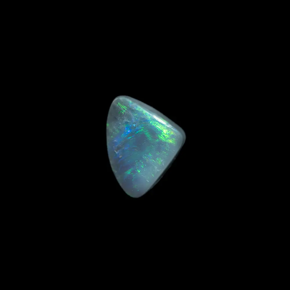 Triangle cristal d'opale noire vert-jaune (0,8 ct) – Image 4
