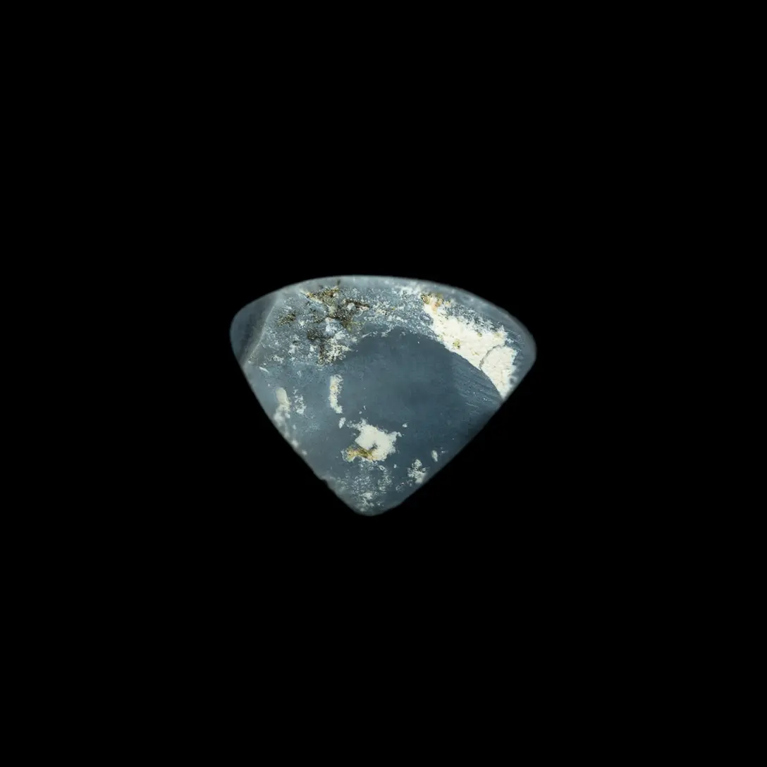 Triangle cristal d'opale noire vert-jaune (0,8 ct) – Image 6