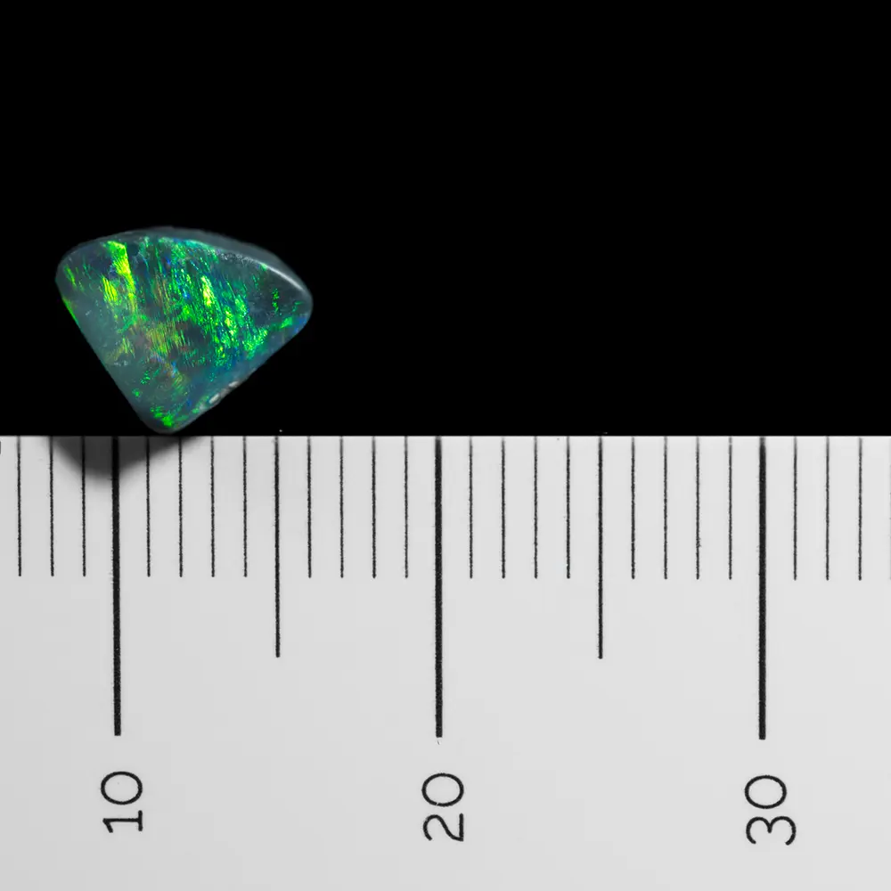 Triangle cristal d'opale noire vert-jaune (0,8 ct) – Image 7