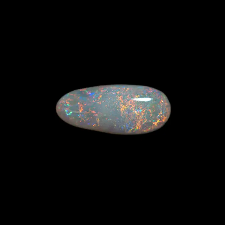 Opale naturelle australienne des mines de Coober Pedy, larme de 0,8 carat à matrice claire et brillances multicolores à dominante orangée