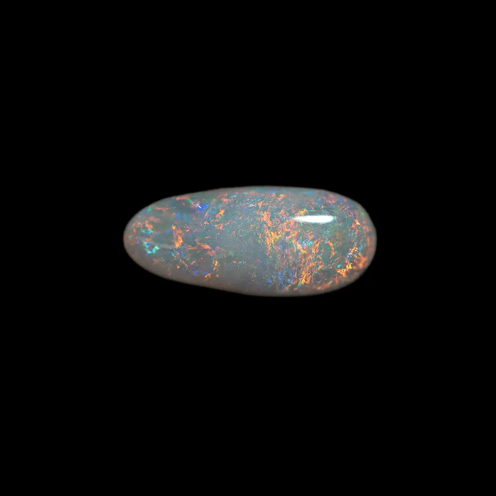 Opale naturelle australienne des mines de Coober Pedy, larme de 0,8 carat à matrice claire et brillances multicolores à dominante orangée