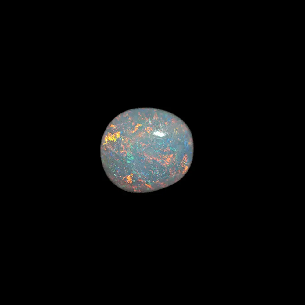 Opale naturelle australienne des mines de Coober Pedy, petit cabochon en forme libre de matrice opalescente claire et brillances discrètes multicolores à tendance orangée