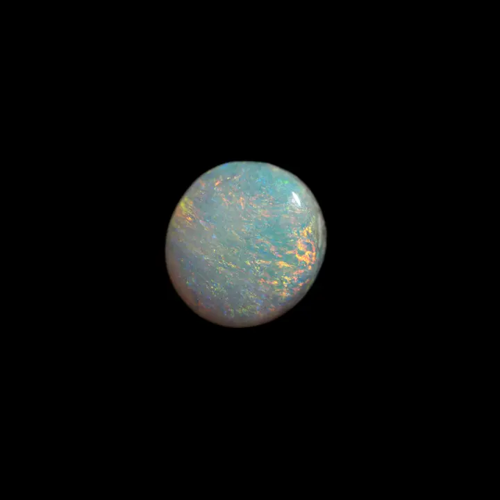 Opale naturelle australienne des mines de Coober Pedy, cabochon presque rond de 1,3 carat à matrice claire et irisations multicolores organisées en lignes parallèles très fines
