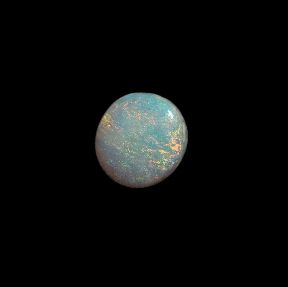 Opale naturelle australienne des mines de Coober Pedy, cabochon presque rond de 1,3 carat à matrice claire et irisations multicolores organisées en lignes parallèles très fines
