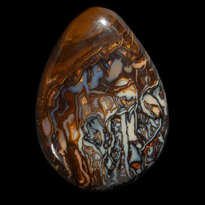 Opale naturelle australienne des mines Koroit, larme de 16 carats à motifs géométriques délicats et colorés en mise en scène subtile de noir, ocres, crèmes et nuances de gris-bleu