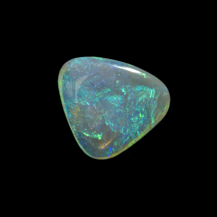 Opale naturelle australienne des mines de Lightning Ridge, forme triangulaire de 2,7 carats taillée sur une face, matrice très translucide traversées par d'intenses ondes lumineuses vertes, bleues parfois violettes