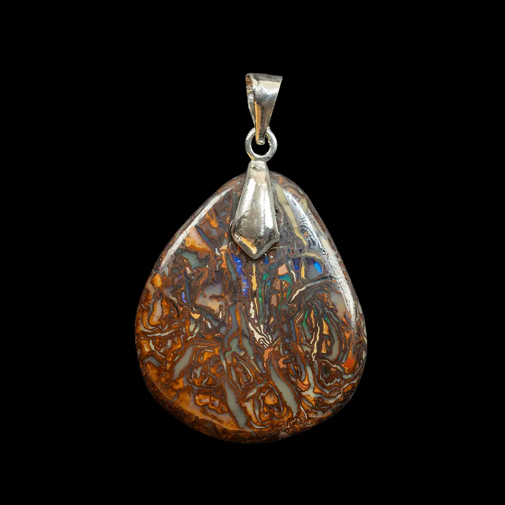 Médaillon d'opale naturelle australienne Koroit à monture d'argent 925, forme de larme de 27,3 carats traversée de compartiments colorés, contrastés et irisés de vert et de bleu-violet. Son centre a des compartiments blancs en forme de mains jointes