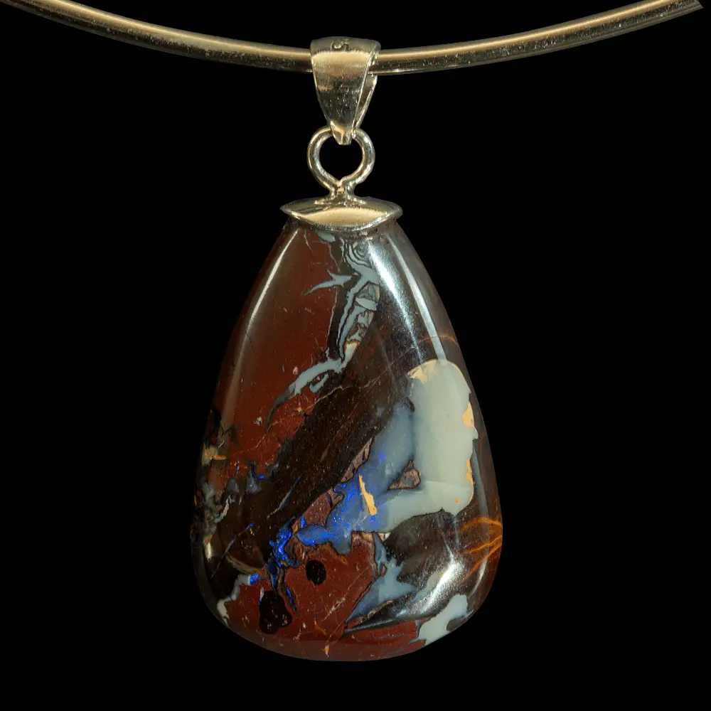 Opale naturelle australienne des mines Koroit montée en pendentif argent 925, larme d'opale de 23,5 carats à matrice ocre rouge, écharpée brune et colorations blanches et grises irisées bleues