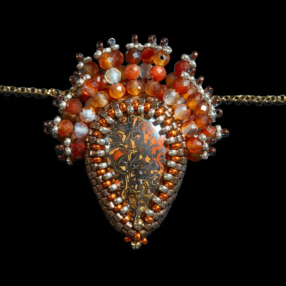 Cabochon en poire d’opale Koroit (19,1 cts) australienne à entrelacs ocres orangé et jaune, serti en tissage péyote avec des perles en verre Miyuki Délicas, des perles de rocaille et des perles rondes de Cornaline. Chaine maille jaseron et fermoir en gold filled 14k (or laminé 585/1000), longueur 43 cm cabochon compris