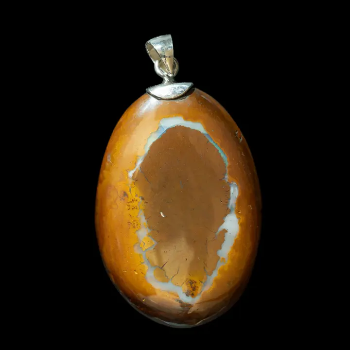 Natural Australian opal from the Koroit mines, mounted in a medallion on 925 silver, this large caramel-colored elliptical cabochon of 33.5 carats is highlighted by another gray-blue ellipse.