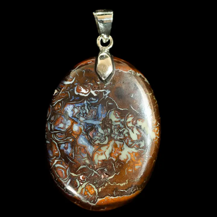 Natural Australian opal from the Koroit mines, oval cabochon of 32.5 carats mounted on a 925 silver bezel, its decorative assembled motifs are coloured in blue, yellow ochre and brown.
