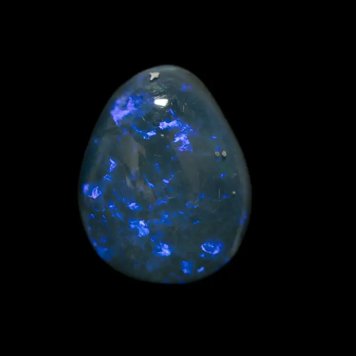 Opale naturelle australienne des mines de Lightning Ridge, forme de larme polie sur une face de 2,5 carats à matrice noire et éclats bleu-violets
