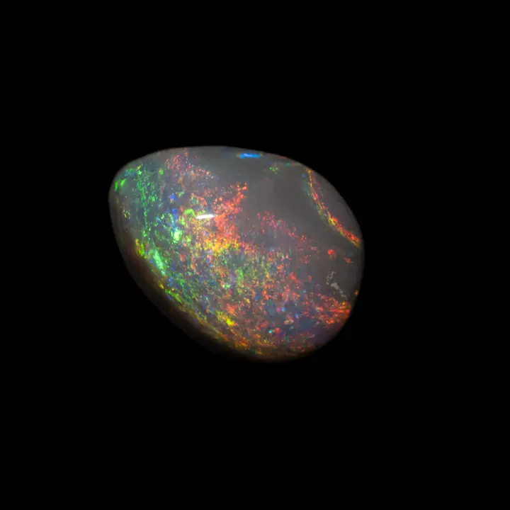 Opale naturelle australienne noire des mines de Lightning Ridge, forme libre en amande de 0,9 carat, lumineuse à irisations en têtes d'épingles "pin fire" multicolores à dominante verte et orange