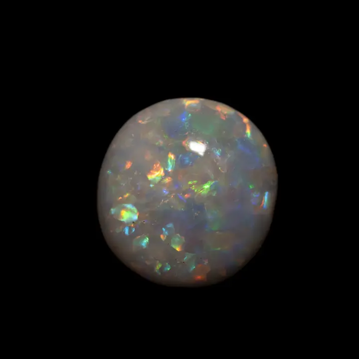 Opale naturelle australienne des mines de Lightning Ridge, forme libre de 2,7 carats, semi sphérique polie sur une face couverte de prismes multicolores aux couleurs de l'arcs en ciel