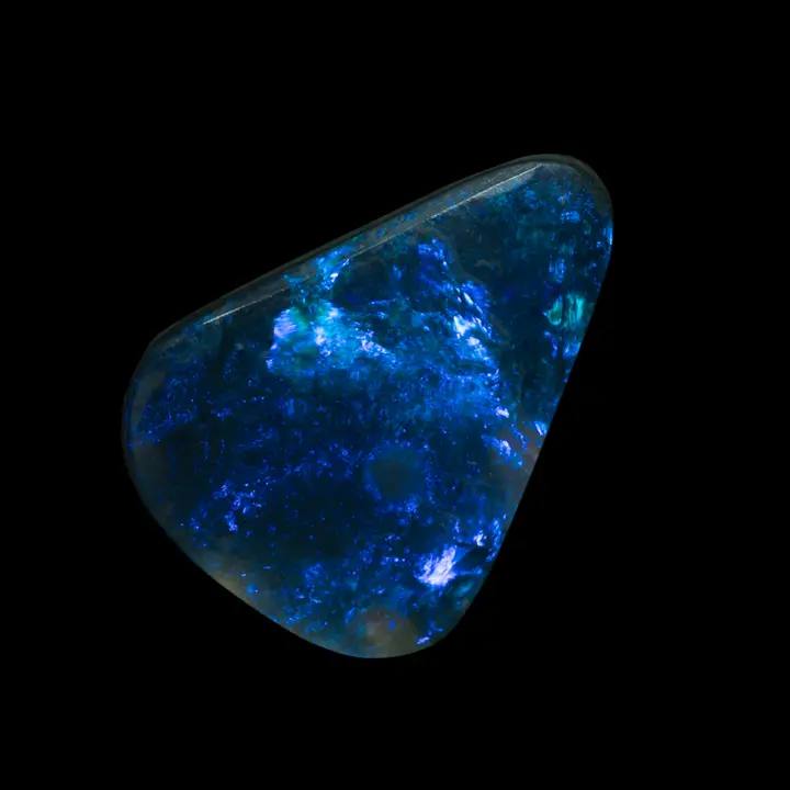 Opale naturelle australienne des mines de Lightning Ridge, forme de triangle arrondi de 1,6 carat intensément bleus variables et intenses sur matrice noire