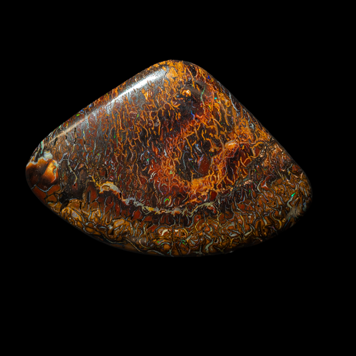 Opale naturelle australienne des mines Koroit, forme en triangle arrondi aux angles de 30,4 carats évoquant un éventail ouvert, fines lignes orangées sur une matrice grenat parcourue d’entrelacs contrastés et irisés multicolores.