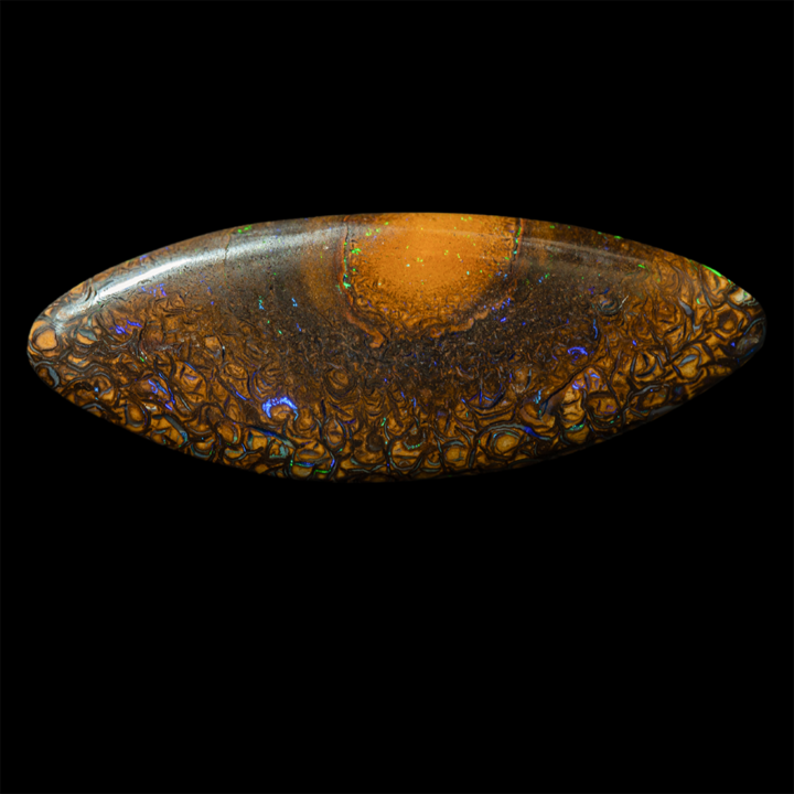 Opale naturelle australienne des mines Koroit, forme de navette de 16,5 carats polie sur ces deux faces. La matrice bicolore évoque un soleil ocre et brun maillé d’entrelacs sombres et richement irisé de violet et vert étincelants