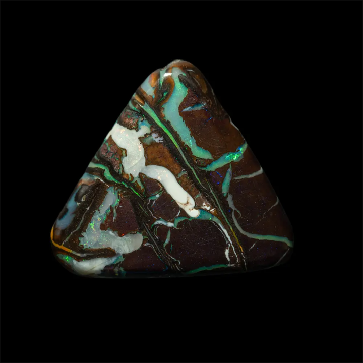 texte alternatif descriptif Opale naturelle australienne des mines Koroit, forme triangle à angles arrondis de 8,4 carats. Matrice brun sombre contrastant joliment avec de fines rainures opalisées de vert, blanc irisé ceinturant la forme