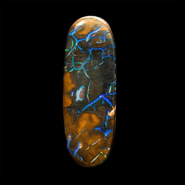Opale naturelle australienne des mines Koroit, forme oblongue de 10,7 carats à matrice brun sombre et ocre jaune veiné d’opale bleue majoritaire et de quelques veines multicolores
