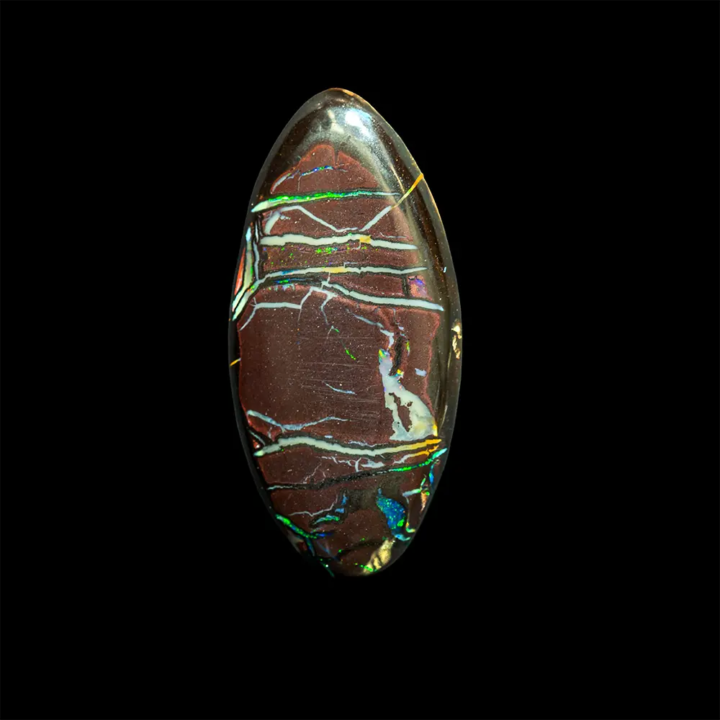 Opale naturelle australienne des mines Koroit, cabochon en forme de lancette de 15,8 carats à matrice grenat ficelée de lignes blanches et irisées de vert, bleu, jaune et rouge. Forme harmonieuse et finement irisée