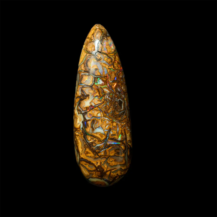 Opale naturelle australienne des mines Koroit. Forme de lancette de 12,9 carats à matrice ocre jaune maillée de veinules bordées de noir irisées multicolores. Forme et irisations idéales pour un pendentif remarquable.