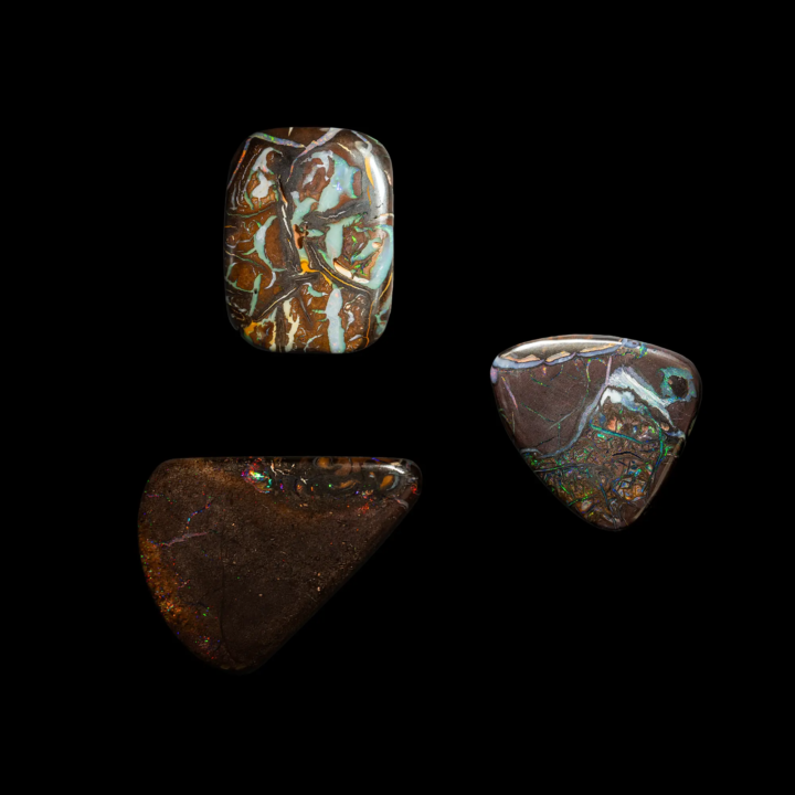 Lot numéro 3 de trois opales naturelles australiennes des mines Koroit de 42,8 carats avec une réduction de prix appliquée de 30%. Le lot se caractérise ainsi: L'opale australienne Koroit KOR17-010 (12 carats de dimensions 18,8 x 14,2 x 3,8 mm) est de forme rectangulaire à matrice chocolat recouverte d'entrelacs colorés jaunes, blancs, opalisés multicolores; une opale très nature. L'opale australienne décorée Koroit KOR17-023 (15,5 carats de dimensions 19,3 x 18 x 5,1 mm), de forme triangulaire à pointes arrondies; matrice lie de vin zonée avec une pointe allégée en fines lignes irisées et collier bi-ton mauve-orangé. La base du triangle est très chargée en fines lignes colorées irisées à dominante bleu-vert, très décoratif L'opale australienne pointillée, Koroit KOR17-024 (15,3 carats de dimensions 24,3 x 18,6 x 4,4 mm), forme d'éventail fin à matrice brun chaud finement pointillée d'irisations rouges et multicolores