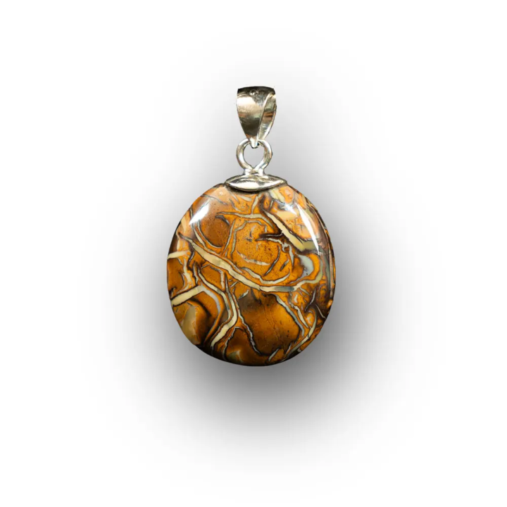 Cabochon d’opale naturelle australienne des mines Koroit, forme ovale de 17,4 carats à dominante ocre jaune à veinules crème cernées de noir, bélière en argent 925